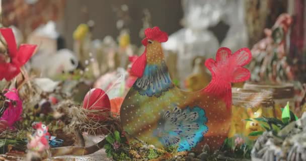 Een grote kip bewaakt haar ei in het rood. Paasversiering. — Stockvideo