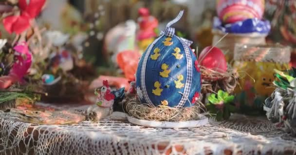 Velká zdobené velikonoční vejce jako krásná stolní dekorace. — Stock video