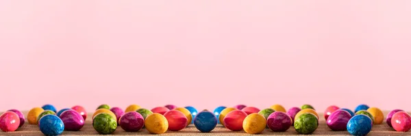 En vista panorámica dispersa coloridos huevos de gallina en tela de lino. Semana Santa. — Foto de Stock