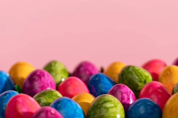 Un grupo de muchos huevos de Pascua se extienden de manera desigual en varias filas. Semana Santa. — Foto de Stock