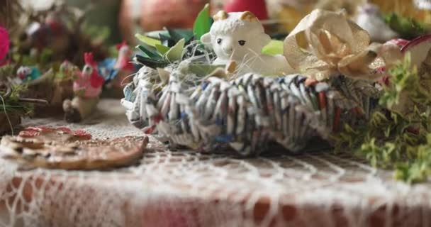 Пасхальная композиция с лежащим белым ягненком. Польская традиция. — стоковое видео
