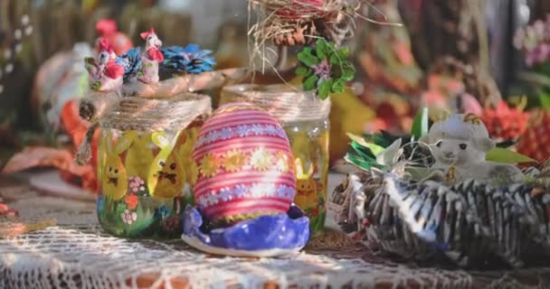 Uova di Pasqua decorate a mano come decorazione per Pasqua. — Video Stock