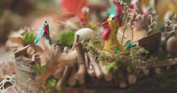 Húsvéti színű csirkék ülnek ülőrudakon, botokból készítve.. — Stock videók