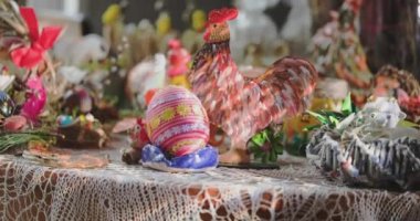 Renkli tüylü horoz Paskalya yumurtalarını koruyor. Paskalya dekorasyonu.