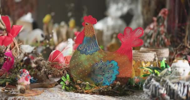 Decorazione festiva polacca per Pasqua. Una gallina e un uovo di Pasqua rosso. — Video Stock