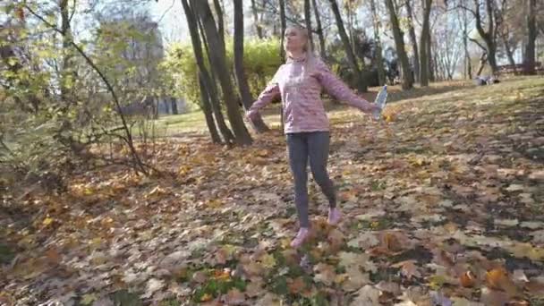 루블린의 시립 공원에서 아침 산책을 하는 모습, 웃는 여인. — 비디오