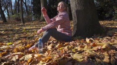 Bir sonbahar sabahı şehir parkında idmandan sonra dinleniyorum..