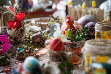 Bahar renklerinde el yapımı Paskalya süsü. Yuvada bir tavuk..
