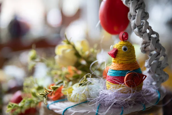 Handmade Easter centerpiece in spring colors - a hen in the nest. — Stock Photo, Image