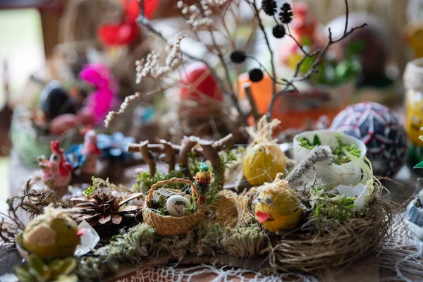 Una gallina se sienta en un nido. Decoración de Pascua para su hogar. — Foto de Stock
