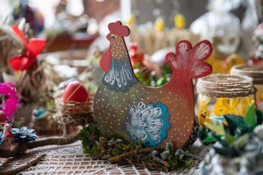 Güzelce boyanmış tavuk bir yuvada oturur. Paskalya dekorasyonu.