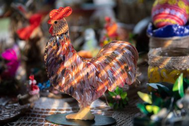 Horoz şekli tahtadan kesilmiş ve boyanmış. Paskalya dekorasyonu.