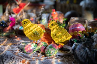 Paskalya süsü olarak sarı tavuklar ve Paskalya yumurtaları..