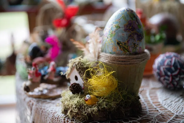 Una gallina se sienta en un nido. Decoración de Pascua para su hogar. — Foto de Stock