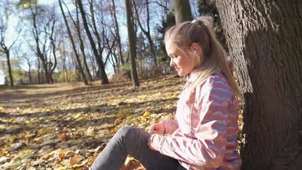 Ontspannen na een training in een stadspark op een herfstochtend. — Stockvideo