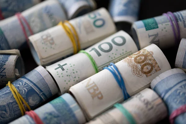 Muchos rollos de billetes de papel. Varias denominaciones de moneda nacional polaca. — Foto de Stock