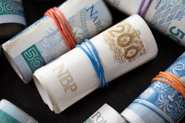 Vista de cerca de varios billetes enrollados. Varias denominaciones de la moneda nacional polaca. — Foto de Stock