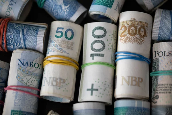 Billetes enrollados. Diferentes denominaciones de la moneda nacional polaca. — Foto de Stock