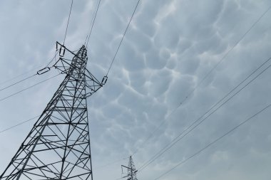 Fırtına bulutlarının arka planına karşı eklektik güç aktarımı için kutup.