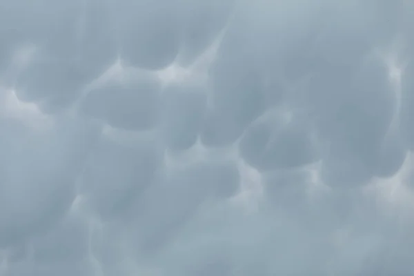 Gökyüzünde dalgalanan fırtına bulutlarının yakın görüntüsü. Bulutlu gökyüzü. — Stok fotoğraf