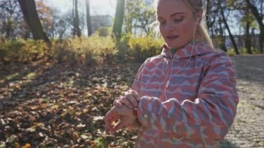 Kısa bir aradan sonra, bir kız zamanını kontrol eder..