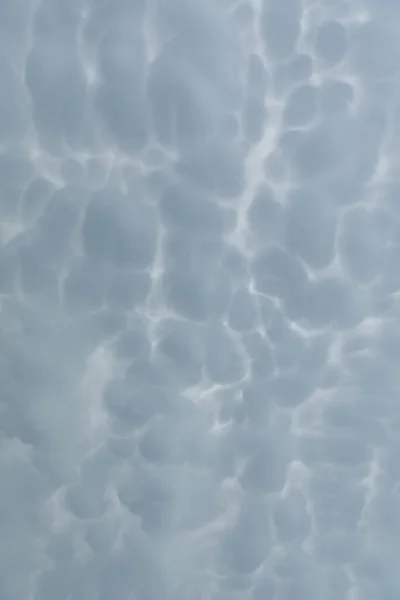 Une large étendue de ciel parsemée de nuages orageux en forme de bulles. — Photo