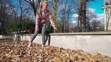 Bir şehir koşusu sırasında, eski bir diz yarası su yüzüne çıkar..