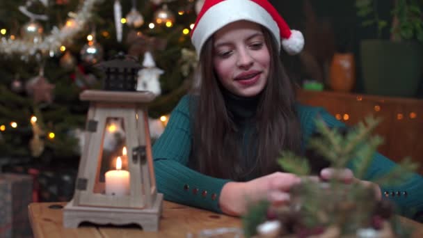 Una chica alegre habla en su smartphone en el mundo navideño. — Vídeo de stock