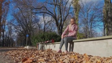 Baldır kası yaralanması. Bir koşucu oturur ve bacağına masaj yapar.