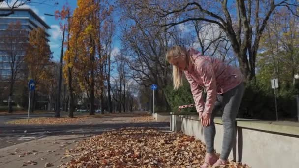 Calf muscle injury. A runner sits and massages her leg. — Vídeo de Stock