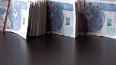 Sağa kayan banknotlar lastik bantla tutturulmuş..
