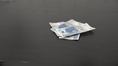 50 Polonyalı zloti değerindeki kağıt para yukarıdan düşüyor.