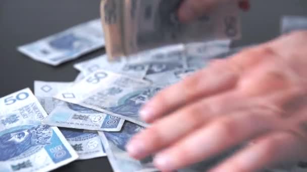 男性の手はテーブルから散在紙幣をこすり. — ストック動画