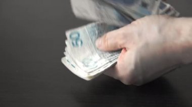 Masanın üzerindeki elinizdeki banknotları saymak. Polonya parası.