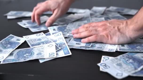 Πτυσσόμενα διάσπαρτα τραπεζογραμμάτια στο τραπέζι. Πολωνικά χαρτονομίσματα. — Αρχείο Βίντεο