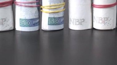 Elli zloti 'lik banknotla sıraya dizilmiş para..