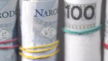 Banknotlar bir boruya sarıldı ve lastik bir bantla birbirine bağlandı. Yakın çekim görünümü.
