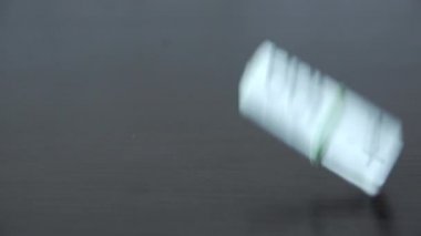 Yukardan masanın üzerine yuvarlanan banknotlar. Polonya parası.