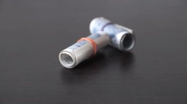 Masaya lastik bantla bağlanmış para fırlatıyor. Bir tomar banknot..