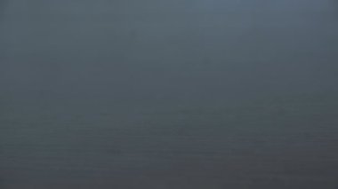 Bir tomar banknot kahverengi masanın üstüne tek tek düşüyor..