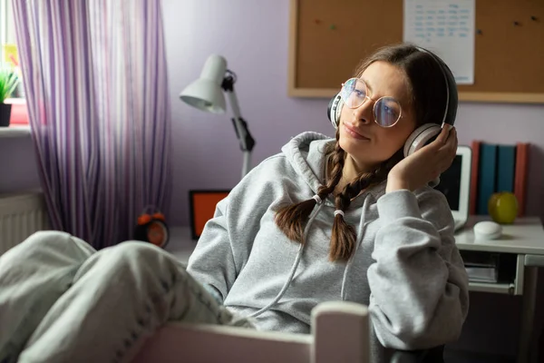 Uma Adolescente Mexe Enquanto Ouve Sua Música Favorita Uma Jovem — Fotografia de Stock