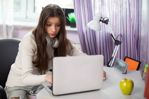 Una Joven Morena Con Pelo Largo Sienta Casa Escritorio Junto — Foto de Stock