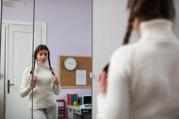 Jong Brunette Meisje Poseert Voor Een Grote Spiegel Kamer Verandert — Stockfoto