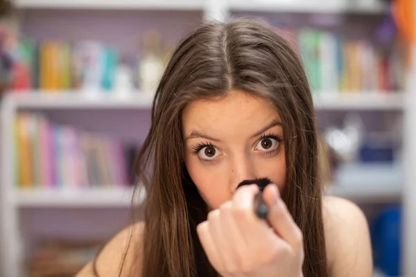Genç Bir Kız Kameraya Bakarken Burnunu Pudralıyor Gözlerinizi Dört Açın — Stok fotoğraf