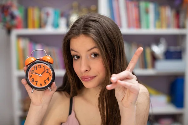 Ein Junges Mädchen Teenageralter Warnt Davor Verzug Geraten Und Zeigt — Stockfoto