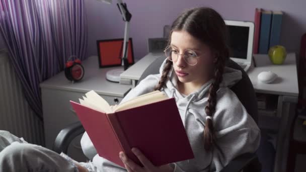 Eine Schülerin Versucht Wichtige Passagen Aus Einem Buch Auswendig Lernen — Stockvideo