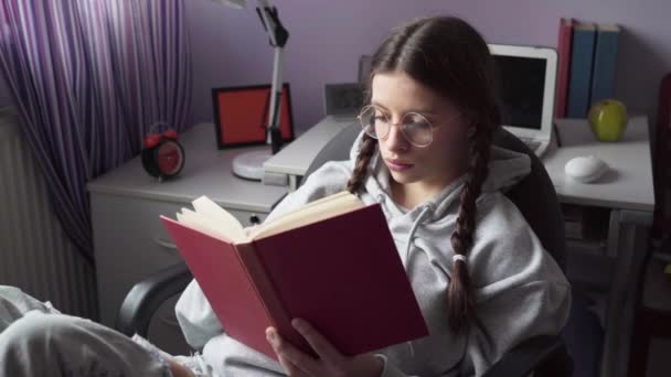 Egy Diák Fontos Részeket Próbál Memorizálni Egy Könyvből Ami Segít — Stock videók