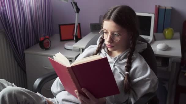 Une Jeune Fille Brune Avec Des Lunettes Lit Livre Une — Video