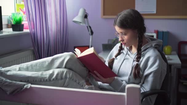 Ένα Νεαρό Κορίτσι Δεν Πιστεύει Αυτά Που Γράφει Στο Διάβασμα — Αρχείο Βίντεο