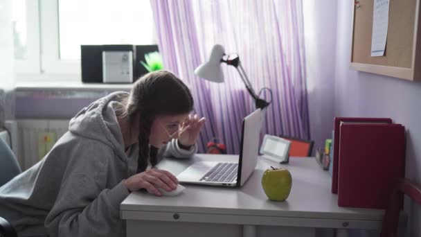 Svém Laptopu Teenager Objevil Informaci Které Nemůže Uvěřit Čte Dívá — Stock video